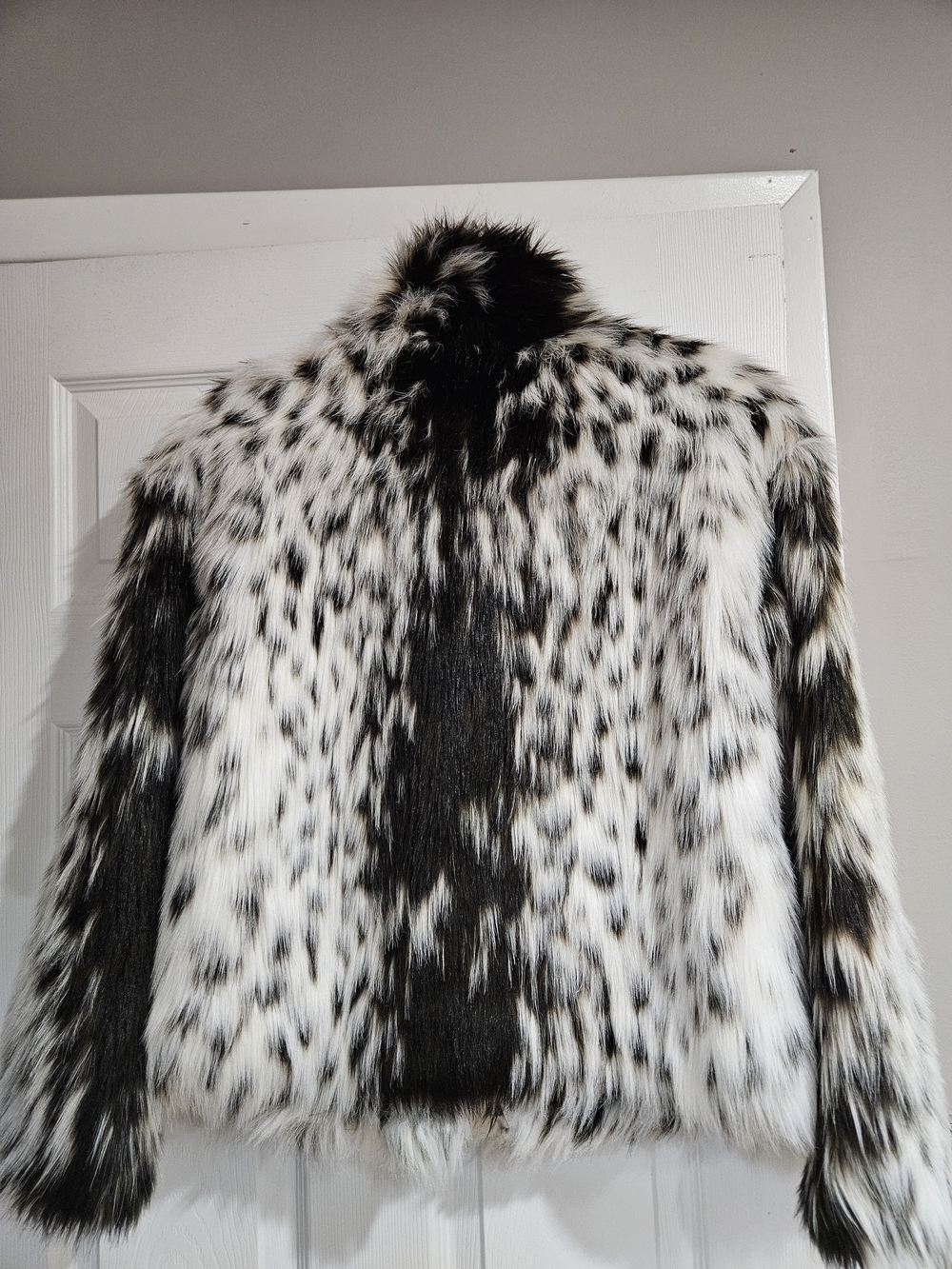 Badgley Mischka Faux Fur Leopard-Print Jacket in White and Black - Picture 3 of 6